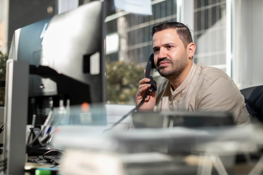 GAG-Streetworker Hassan Fakhir am Telefon mit einem Klienten